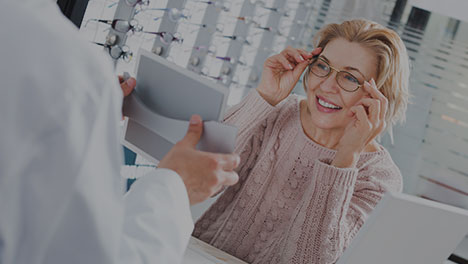 Photo femme qui test lunettes-Assurance mutuelle santé-complémentaire santé