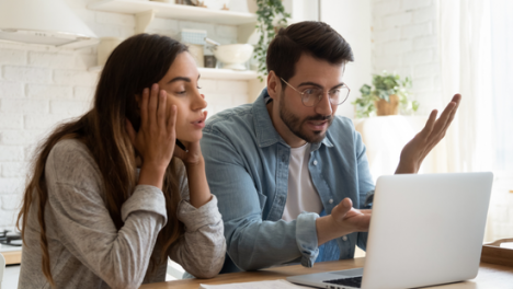 Visuel article Tout savoir sur le Plan d'épargne retraite PER - deux personnes perdus devant leur ordinateur