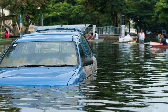 Visuel Conseil Catastrophes naturelles-voiture sous l'eau-assurance automobile-assurance habitation