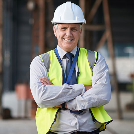 Visuel homme en entrepôt de l'expert assurance bris de machine