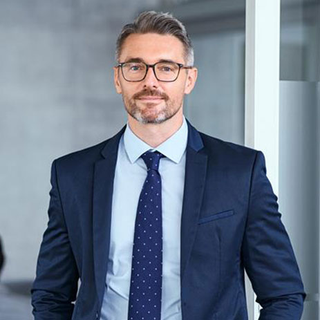 visuel homme en costume témoignage assurance responsabilité civile entreprise