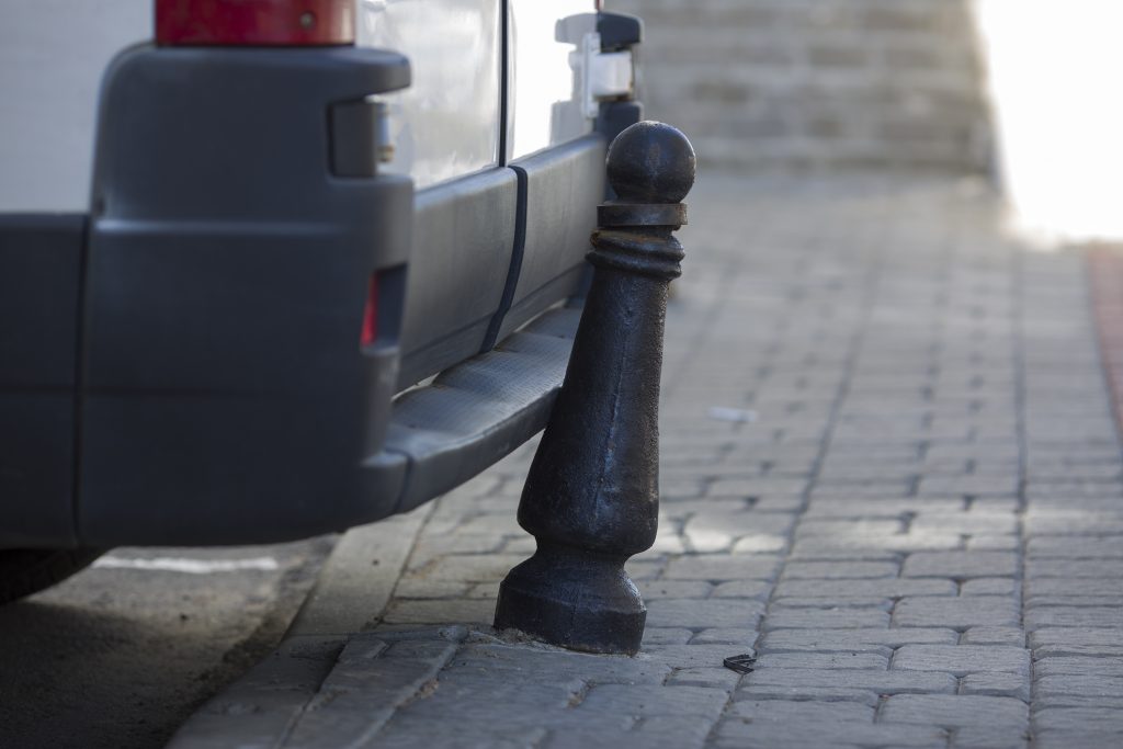 visuel voiture qui cogne un poteau assurance flotte auto