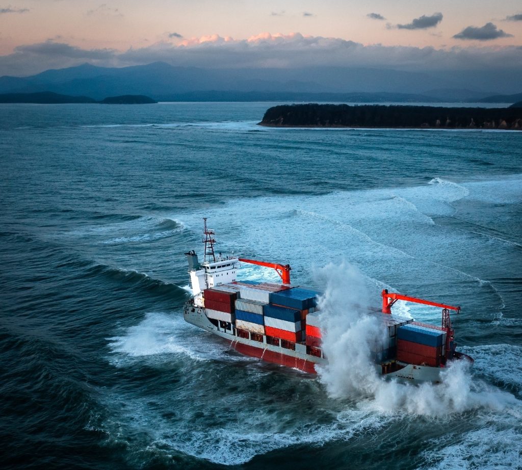 Photo bateau dans tempete cas concret assurance marchandise transportée