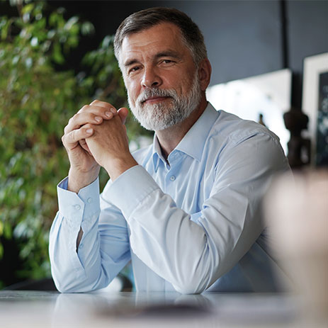 visuel homme en costume témoignage responsabilité du dirigeant