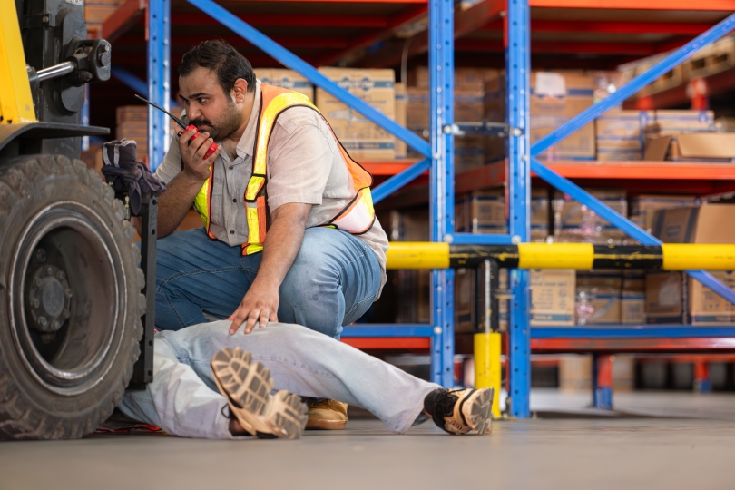 Visuel personne à terre dans un entrepôt assurance responsabilité civile entreprise