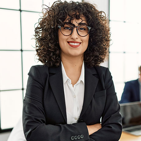 Visuel femme brune souriante experte témoignage assurance evenement